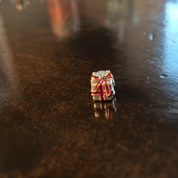 Pandora charm- gift box with red ribbon and dangling tag. - Picture 4 of 6
